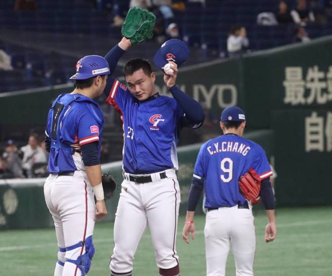 中华队先发捕手林家正与投手陈柏清沟通。（图／赵双杰摄）