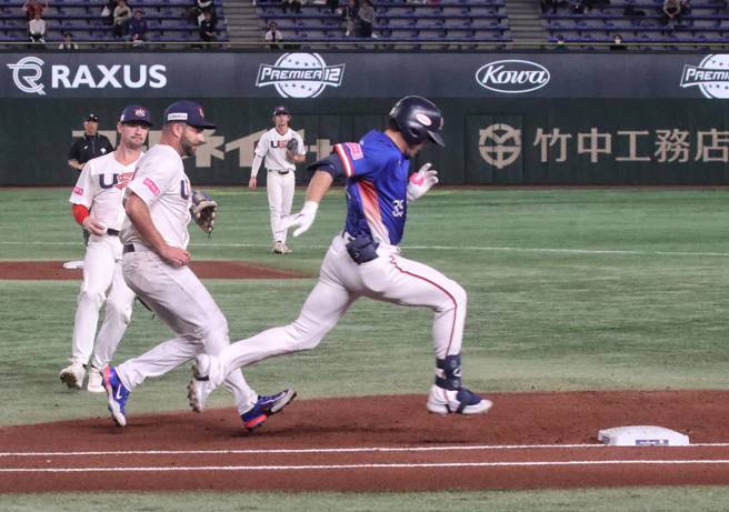 美国队2局上内野守备瑕疵，中华队潘杰楷安打上垒。（图／赵双杰摄）
