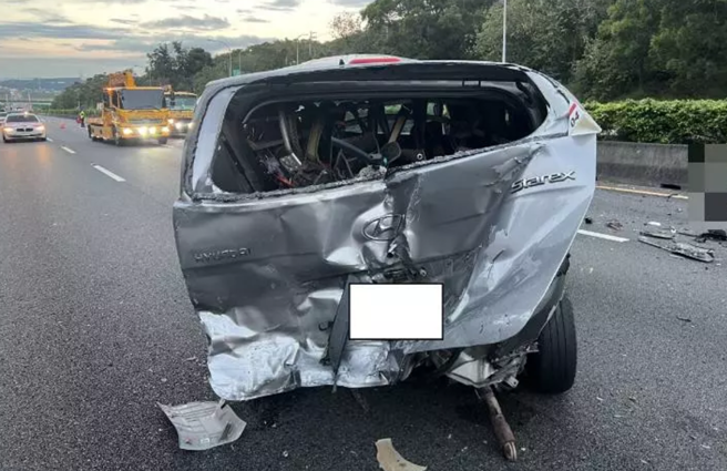 厢型车因不明原因停在内侧车道，遭后方自小客车撞上，厢型车尾直接被撞烂。（翻摄自记者爆料网）