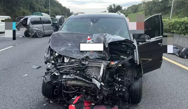 44岁许姓男子驾驶自小客车行经国道1号北向153.6公里三义路段，因闪避不及，撞上停于内侧车道的厢型车。（翻摄自记者爆料网）