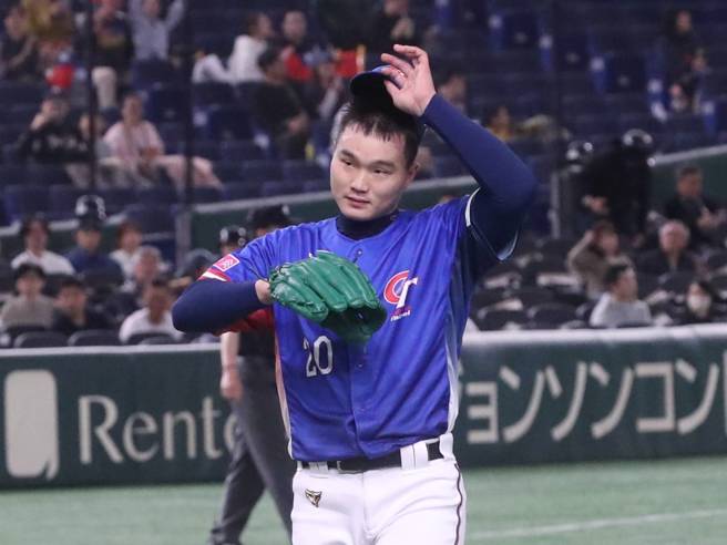 中华队陈柏清压制美国打线，化解得点圈有人危机。（图／赵双杰摄）