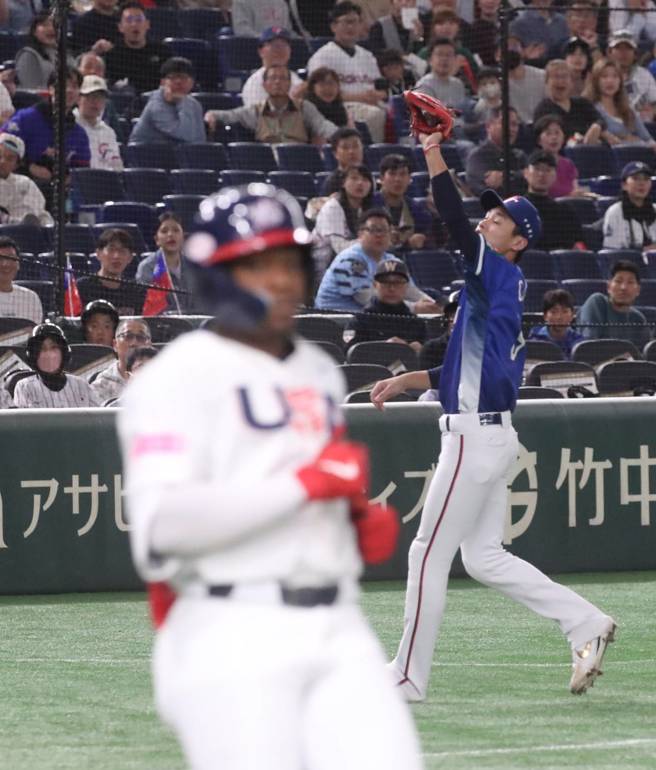 中华队陈晨威接杀界外飞球。（图／赵双杰摄）