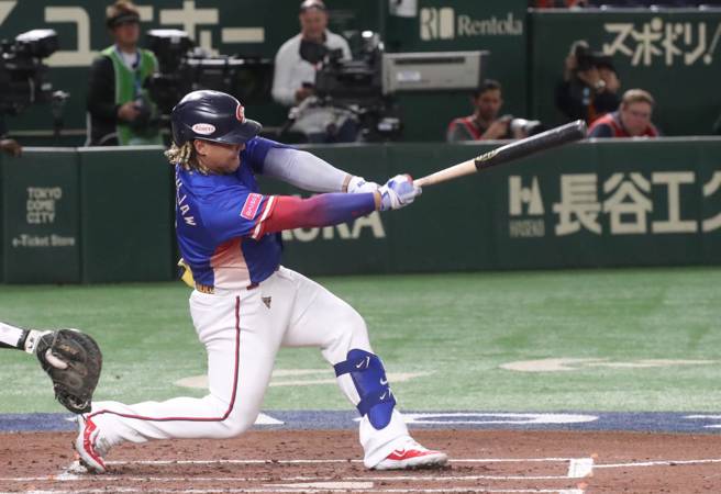 中华队3局上吉力吉捞敲出安打，但攻势未能延续。（图／赵双杰摄）