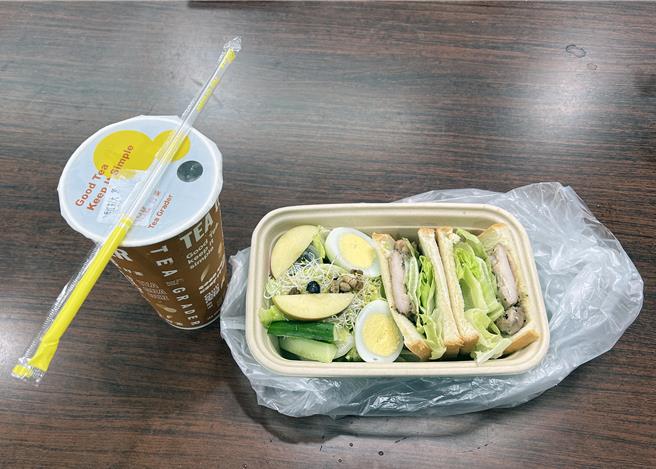 許多學生或上班族都習慣在早餐店外帶三明治、紅茶路上吃。示意圖，非新聞當事店家。（洪榮志攝）