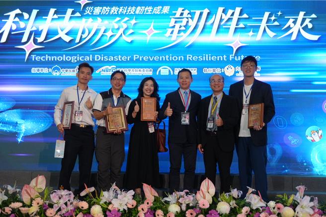 嘉义市消防局4项创新设计案获得内政部消防署「第1届凤凰杯」消防领域发明设计竞赛1银3铜，22日接受颁奖。（嘉市消防局提供／廖素慧嘉市传真）