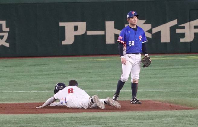 美国队靠着三垒手失误上到二垒。（图／赵双杰摄）