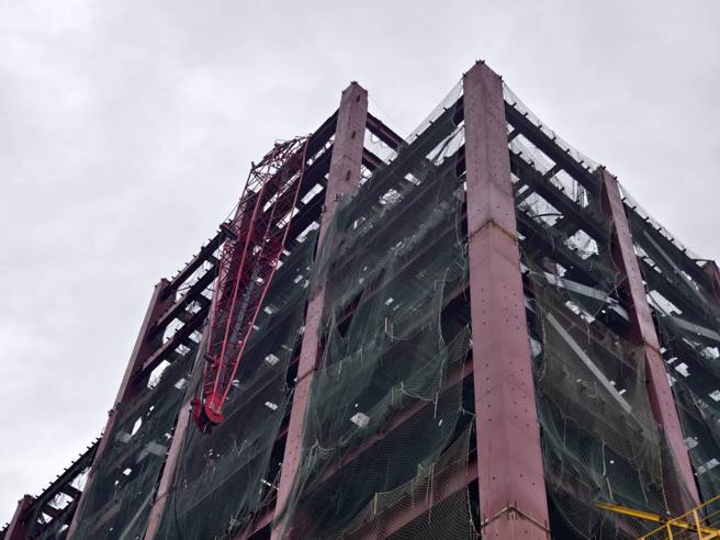 新北市三重区五谷王南街旁的工地，今（22）日上午9时39分许发生重大工安意外。（萧宥彤翻摄）