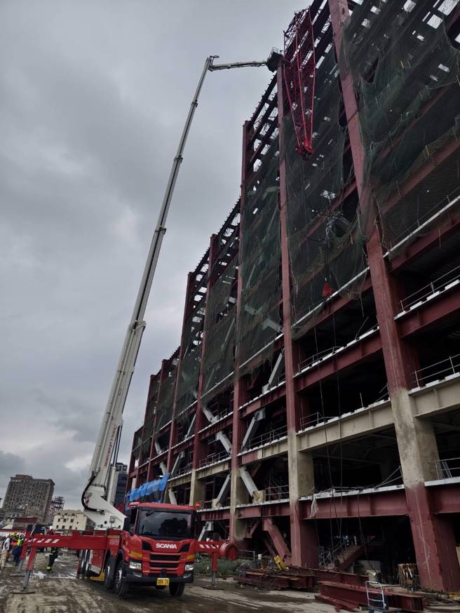 1名30多岁男性工人受困于13楼防坠网，已顺利救出，并利用云梯车运送下来，意识不清、身体多处擦挫伤。（萧宥彤翻摄）