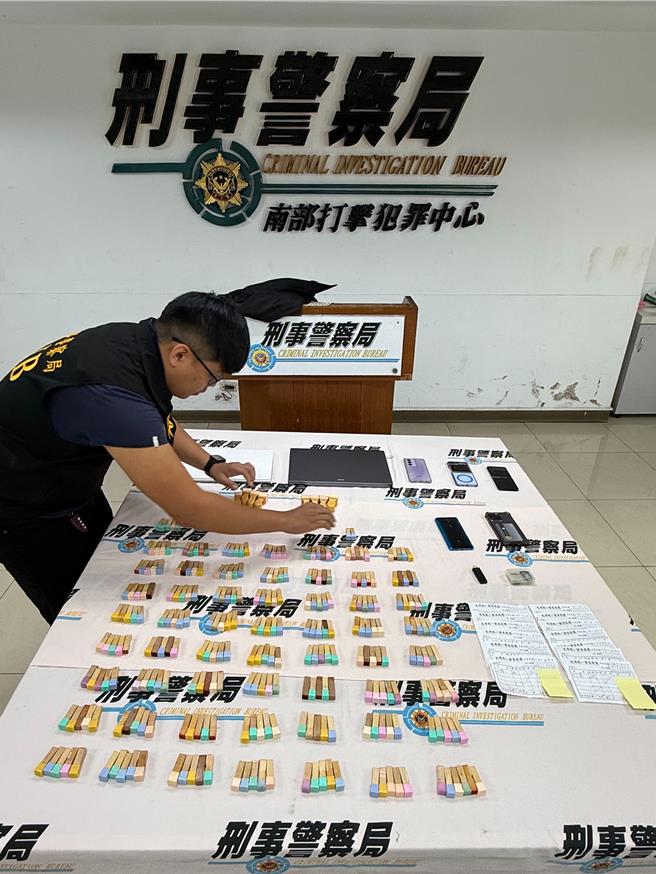 警方查扣294颗私章等证物。（翻摄照片／洪靖宜高雄传真）