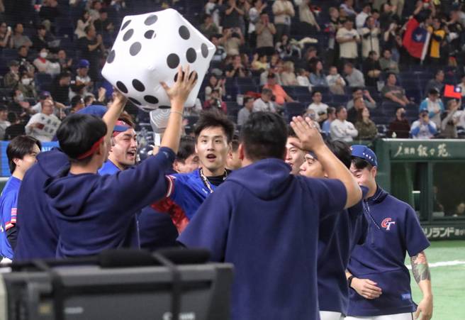 中華隊複賽第2戰對上美國隊，張政禹4局上敲安助隊先馳得點，再靠陳晨威安打回來得到第2分。（趙雙傑攝）