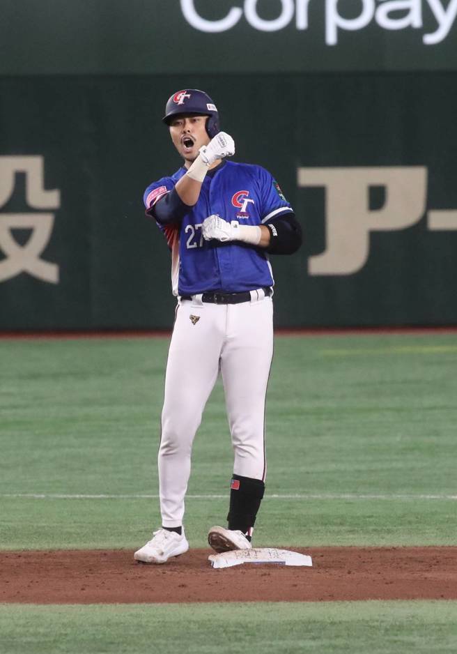 中华队4局上靠着林家正二垒打率先上垒。（图／赵双杰摄）