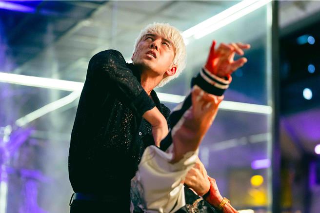 《太太太厉害》胡宇威有精彩的动作戏。（鹿路电影提供）