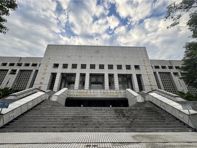 台中市項姓司機前年因一連串過失，釀謝姓洗腎婦人摔斷頸椎後臥床死亡，一審依過失致死判他7個月徒刑；案經上訴，二審認為項坦承犯行且以給付部分調解金額予被害家屬，改判有期徒刑6月，緩刑3年。（潘虹恩攝）