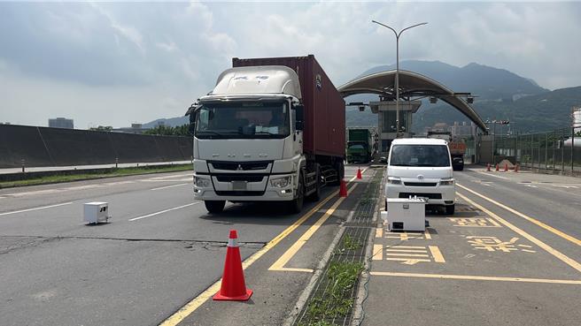 遥测系统检测筛选出疑似高污染车辆，并将车辆列入黑名单。（环保局提供）