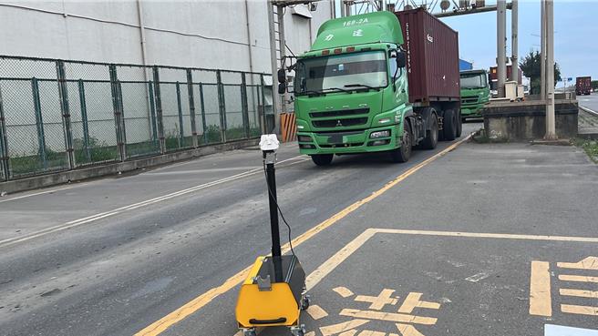 移动式车牌辨识系统可快速锁定经过的黑名单车辆进行即时拦检。（环保局提供）