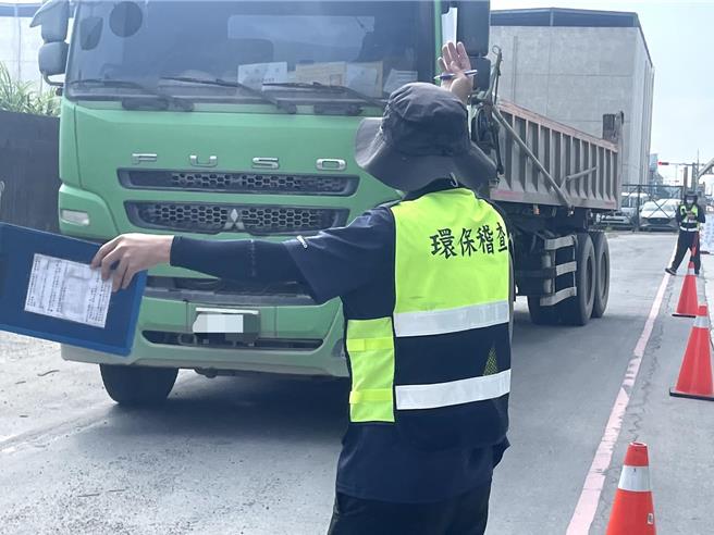 拦检人员收到警示通知拦查黑名单车辆进行检测。（环保局提供）