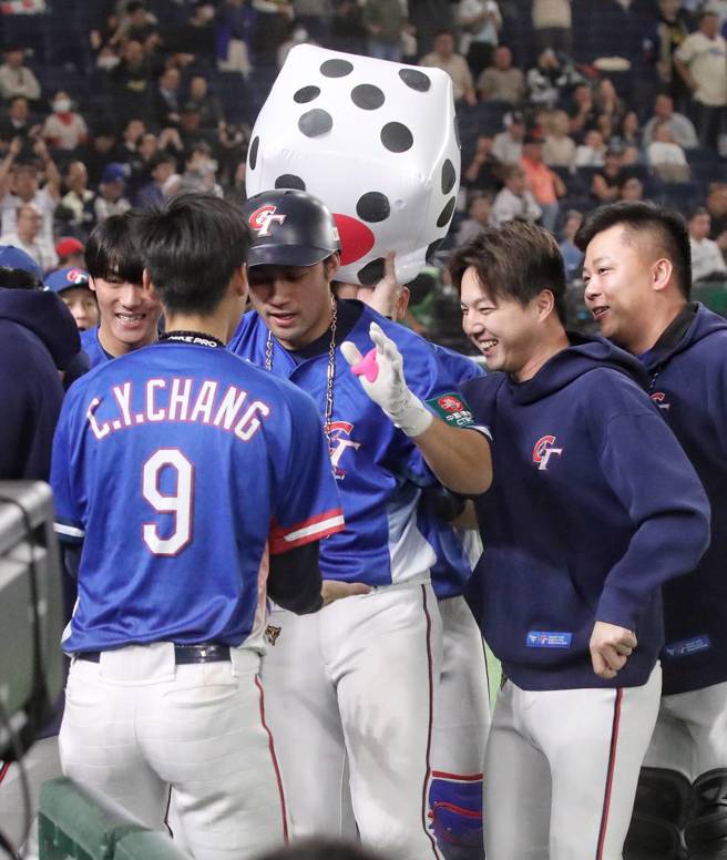 中华队潘杰楷5局上开轰。（图／赵双杰摄）