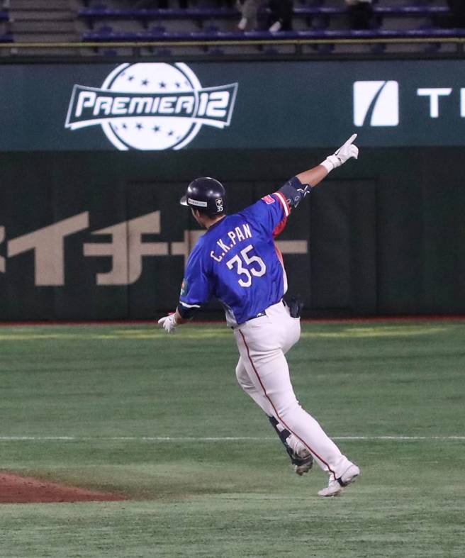 中华队潘杰楷5局上开轰。（图／赵双杰摄）