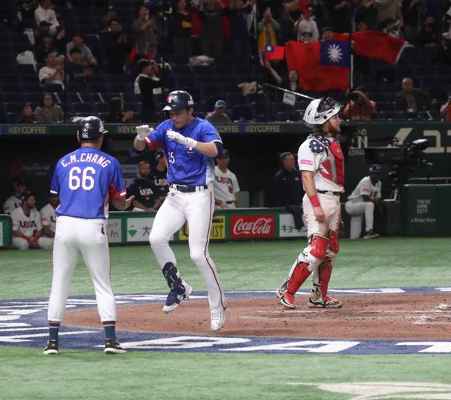中华队潘杰楷5局上开轰。（图／赵双杰摄）