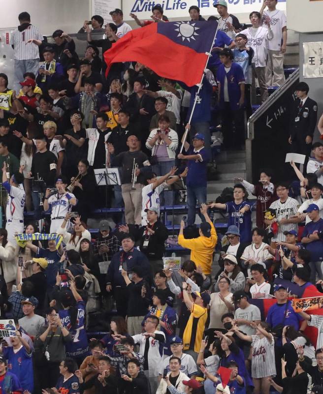 东京巨蛋右外野有台湾应援团，许多台湾球迷也都一起到场应援。（赵双杰摄）