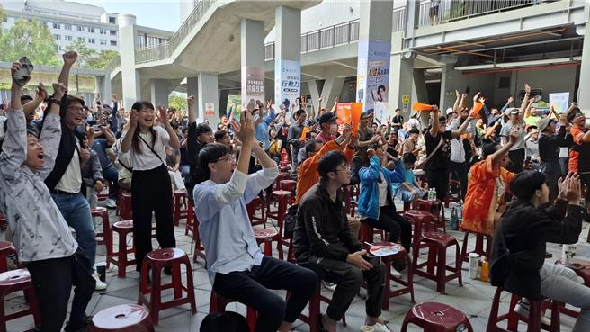 世界棒球錦標賽12強複賽，台南市22日的戶外直播湧現人潮，現場觀眾隨著中華隊得分跳起來歡呼。（程炳璋攝）