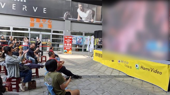 世界棒球錦標賽12強複賽，台南市22日的戶外直播湧現人潮，只要中華隊安打或得分，觀眾都全力鼓掌叫好。（程炳璋攝）