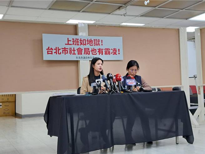 台北市社會局驚爆霸凌事件，台北市議員林亮君（左）22日攜2位陳情科員現場說明，會後另請社會局副局長林淑娥（右）說明。（温予菱攝）
