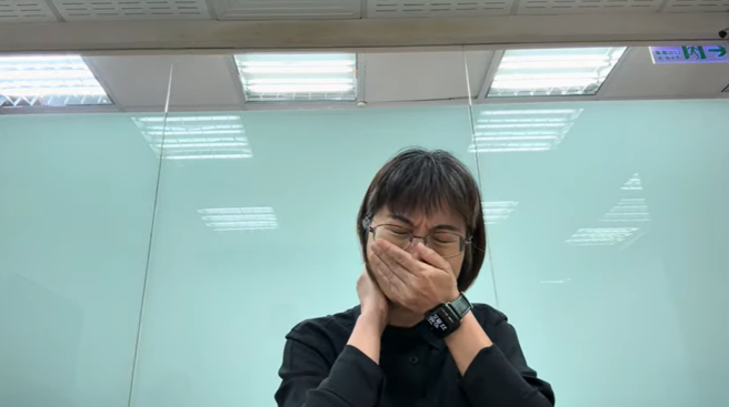 謝宜容在影片中頻頻癟嘴、皺眉，講到激動處甚至摀嘴哽咽。（謝宜容提供）