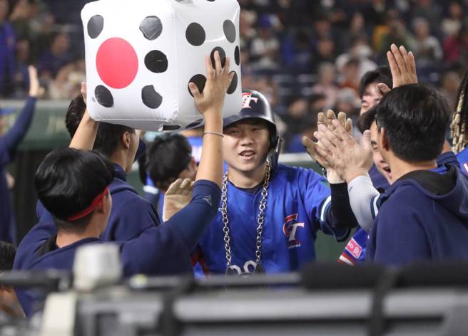 中华队7局上一轮猛攻，江坤宇清垒安打是关键。（图／赵双杰摄）