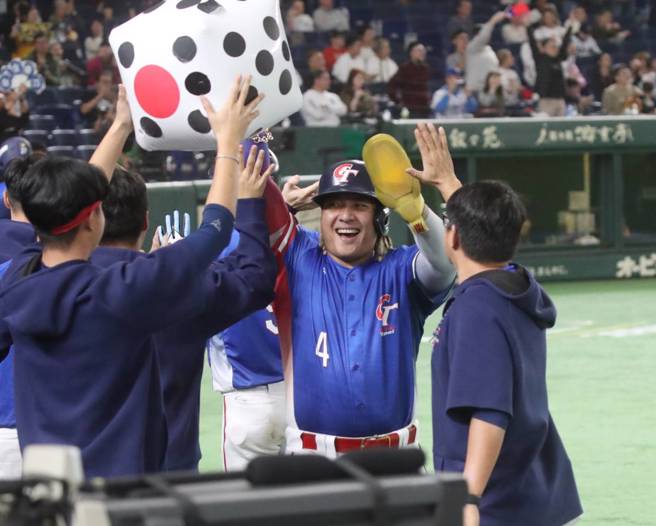 中华队7局上猛攻，吉力吉捞巩冠回本垒得分。（图／赵双杰摄）