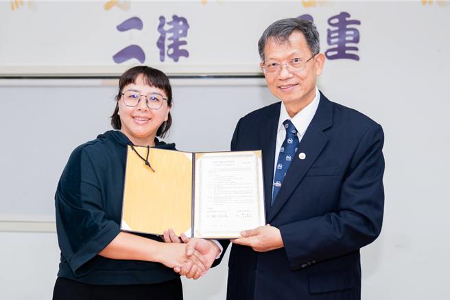 明新科大与在地知名企业人人运动生活馆签署产学合作，由林启瑞校长(右)与李媛文负责人代表双方签署合作意向书。（明新科大提供／罗浚滨新竹传真）