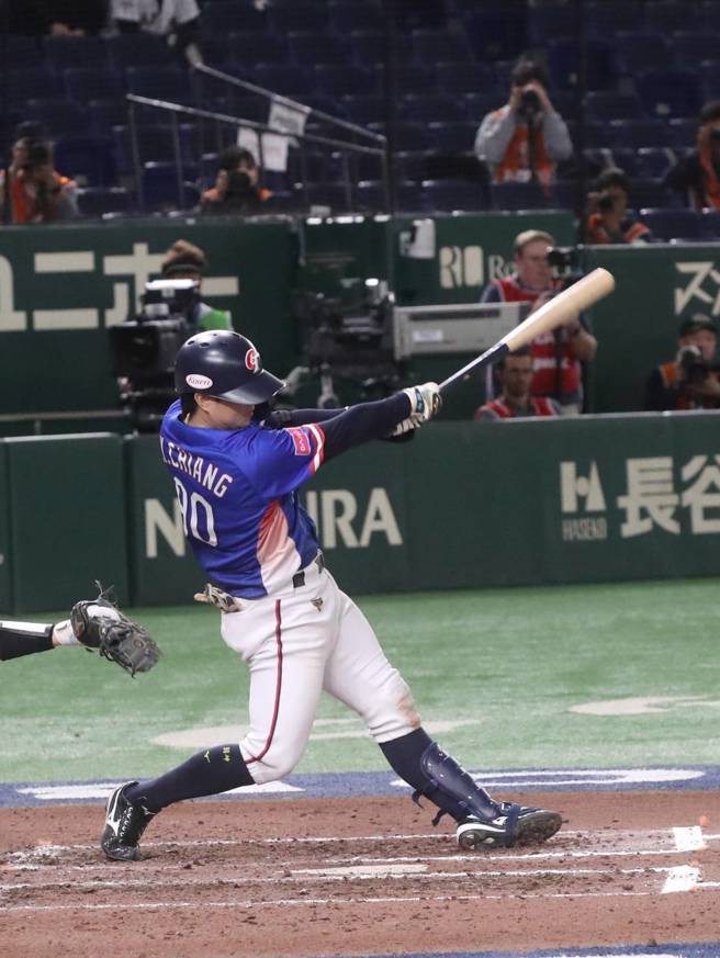 中华队江坤宇清垒安打扩大领先。（图／赵双杰摄）