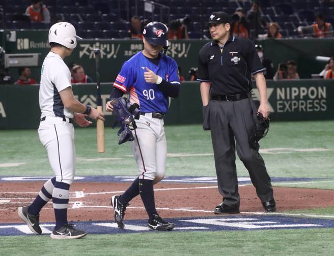 中华队江坤宇8局上挨触身球。（图／赵双杰摄）