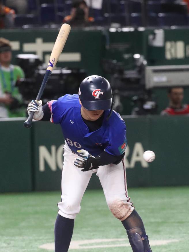 中华队江坤宇8局上挨触身球。（图／赵双杰摄）