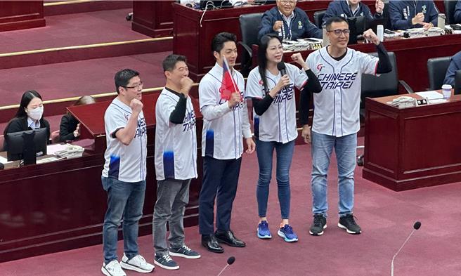 台北市長蔣萬安（中）22日下午進入議會，啟動為期半個月的施政總質詢。由於適逢12強中美大戰，蔣萬安也應議員之邀，穿上中華隊球衣備詢。（丁上程攝）