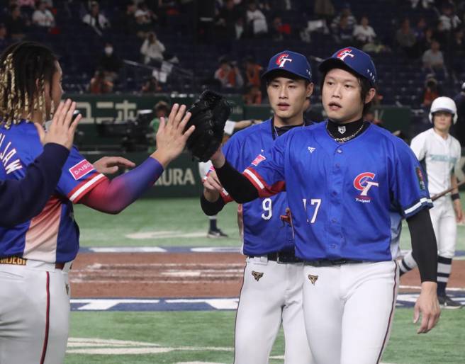 中华队由陈冠宇接替投球。（图／赵双杰摄）