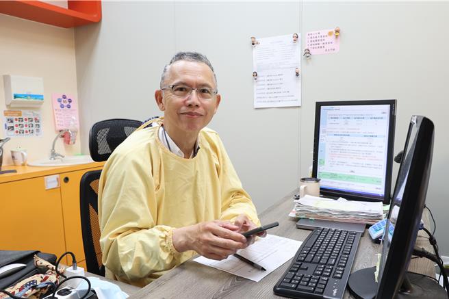 员荣医院员生院区伤口治疗及高压氧中心郑文昌主任表示，未来努力的目标是保住糖尿病患者所有的趾头 。（员荣医院提供／叶静美彰化传真）