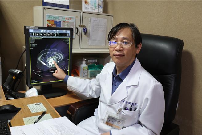 员荣医院心臟外科主任赖金湖医师，为詹姓患者打通阻塞心管，成功保住下肢。（员荣医院提供／叶静美彰化传真）