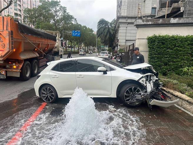 新北市新店区56岁陈姓砂石车驾驶，今（22）日行经中兴路二段189号时，疑似未注意车前状况，遂追撞前方由47岁陈男驾驶的自小客车。（新店警分局提供）