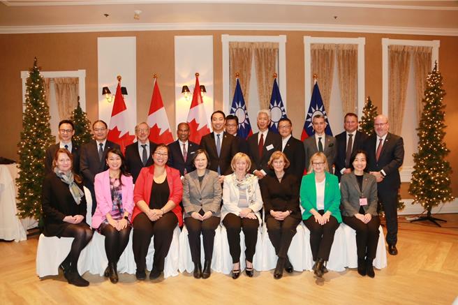 前總統蔡英文於當地時間21日晚間19時（台灣時間22日上午8時）偕同包括聯邦眾議員史葛洛(Judy Sgro)等政學商界人士的晚餐敘。（蔡英文辦公室提供／游念育台北傳真）