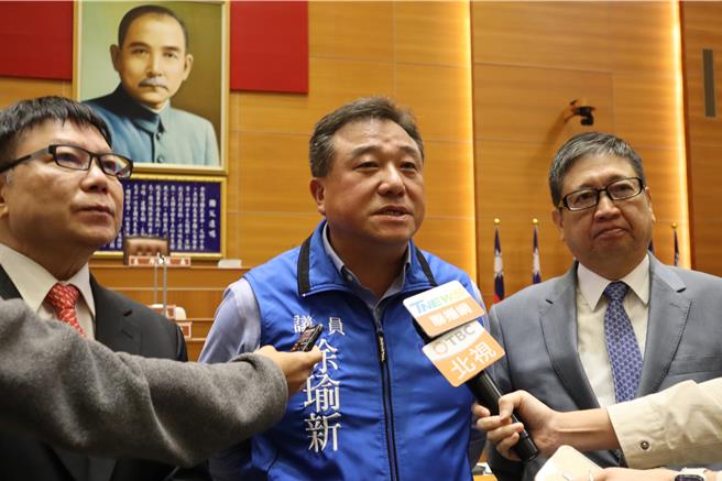 新竹县议员徐瑜新（中）盼扩大轮状病毒疫苗补助，县长杨文科（右）指示卫生局研议办理。（邱立雅摄）