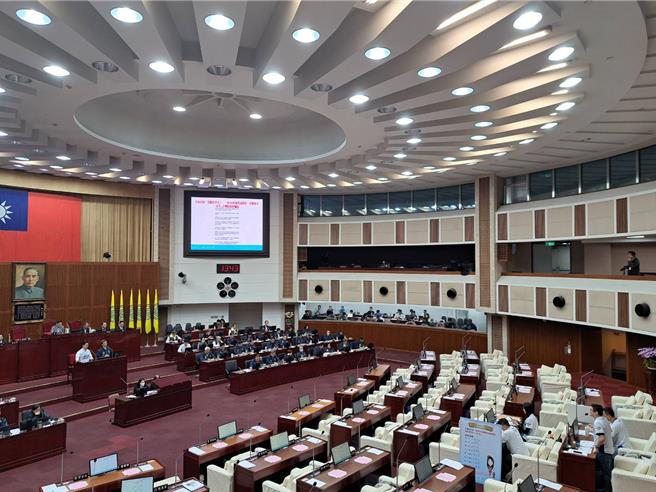 台北市议员徐弘庭22日赴北市议会质询指出，北市社会局回应救济制度度目前仅单一局处是错的，规范明明就是写双局处，要求北市府讲清楚。（温予菱摄）