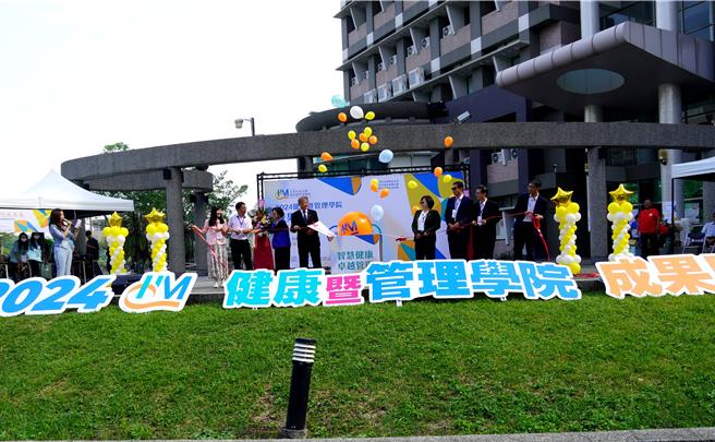 正修科大健康暨管理学院6系展成果，校长龚瑞璋（右五）等人为展出揭开序幕。（林雅惠摄）