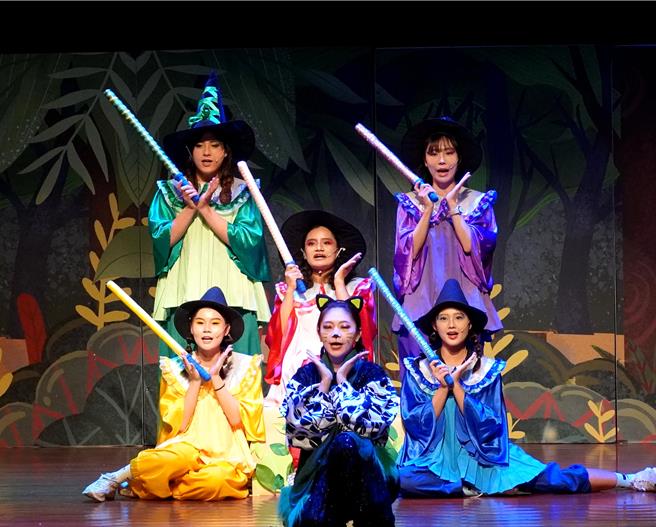 正修科大幼保系毕业公演「国王与魔豆」寓教于乐，戏剧里特别设计多种「魔法」元素及互动方式，大朋友小朋友全场笑声和掌声此起彼落，气氛相当热络。（林雅惠摄）