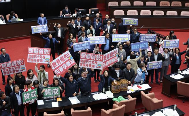 立法院會22日處理「國家發展基金不當投資暨管理失職調查委員會」提案，現場火藥味十足，廣泛討論期間，朝野還一度爆發衝突。（資料照／姚志平攝）