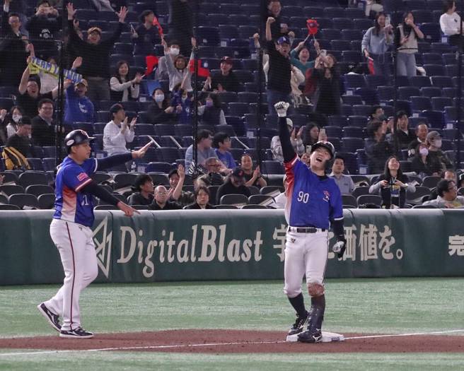 江坤宇(右)7局上的清垒三垒安打相当关键。(赵双杰摄)