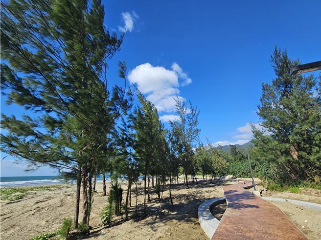 为增进游客造访落山风艺术季游憩品质，屏东县政府在海口港看海美术馆旁海口沙滩，进行水岸及环境营造计画。（罗琦文摄）