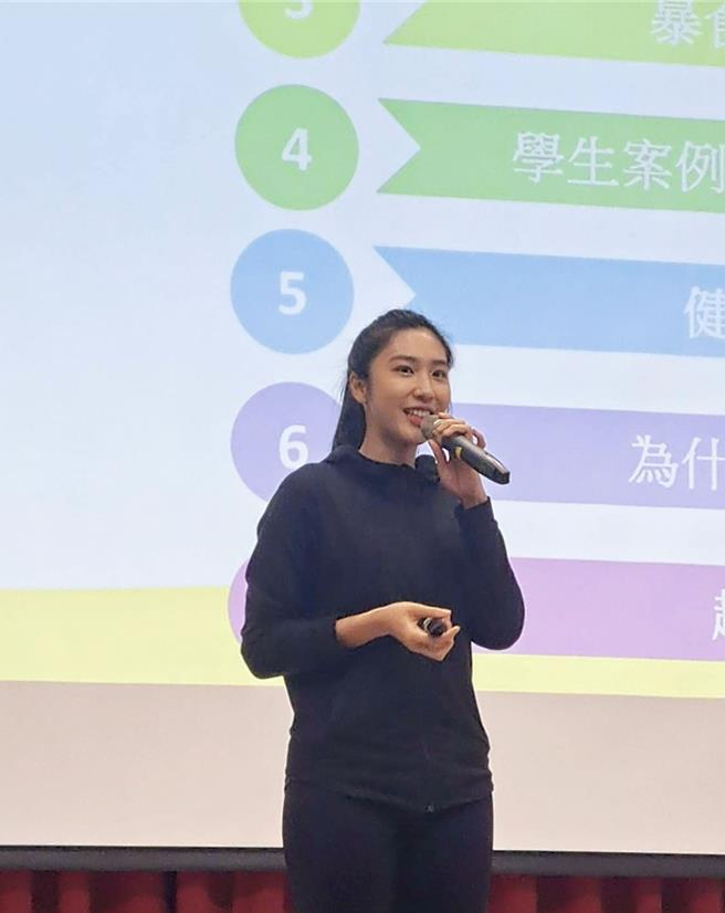 為了促進員警的身心健康並減少工作壓力，蘆竹警察分局今日舉辦「Hold on! One more! 多一下，不一樣！」專題講座，邀請世界自由小姐第3名的健身教練邱邑函指導，分享她在健身與健康管理領域的專業知識。（警方提供）