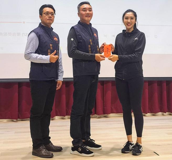 為了促進員警的身心健康並減少工作壓力，蘆竹警察分局今日舉辦「Hold on! One more! 多一下，不一樣！」專題講座，邀請世界自由小姐第3名的健身教練邱邑函（右一）指導，分享她在健身與健康管理領域的專業知識。