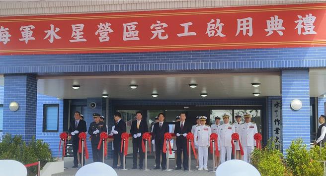 赖清德总统（左五）22日上午在国防部长顾立雄等人陪同下，前往高雄左营主持「海军水星营区完工启用典礼」。（林雅惠摄）